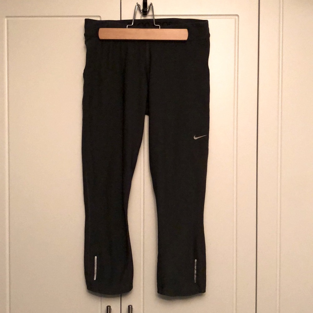 Nike DriFit charcoal gray capris sz medium